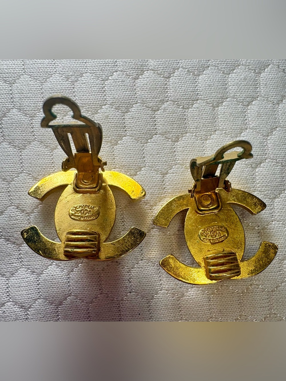 CHANEL Gold Interlocking Classic 95A Turn lock GHW CC Clip-On Earrings - Picture 4 of 6